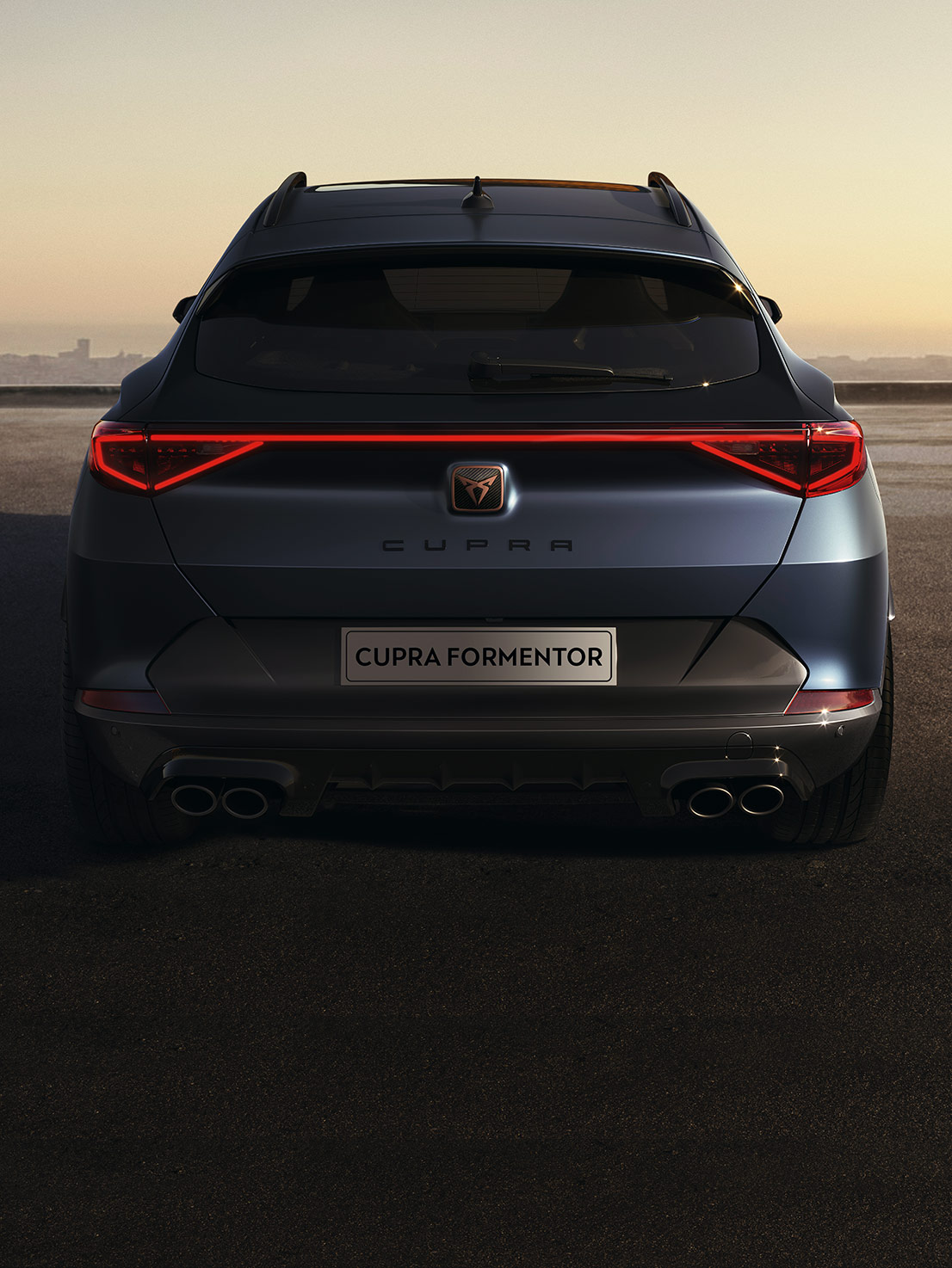 woman-standing-next-to-the new CUPRA Formentor  with brembo brakes and alloy wheels in copper