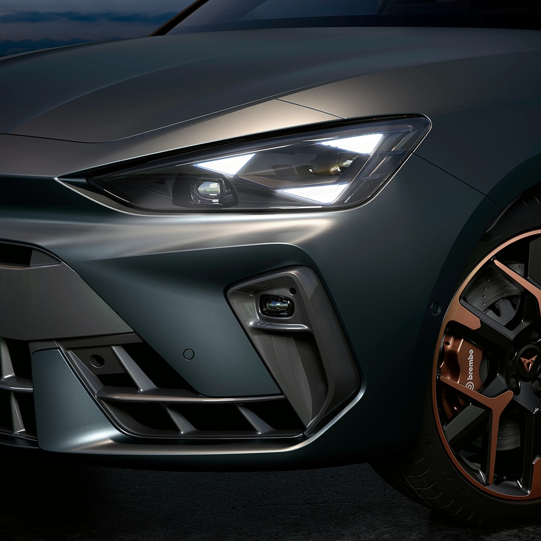 Leon CUPRA – accessories man at back of car  