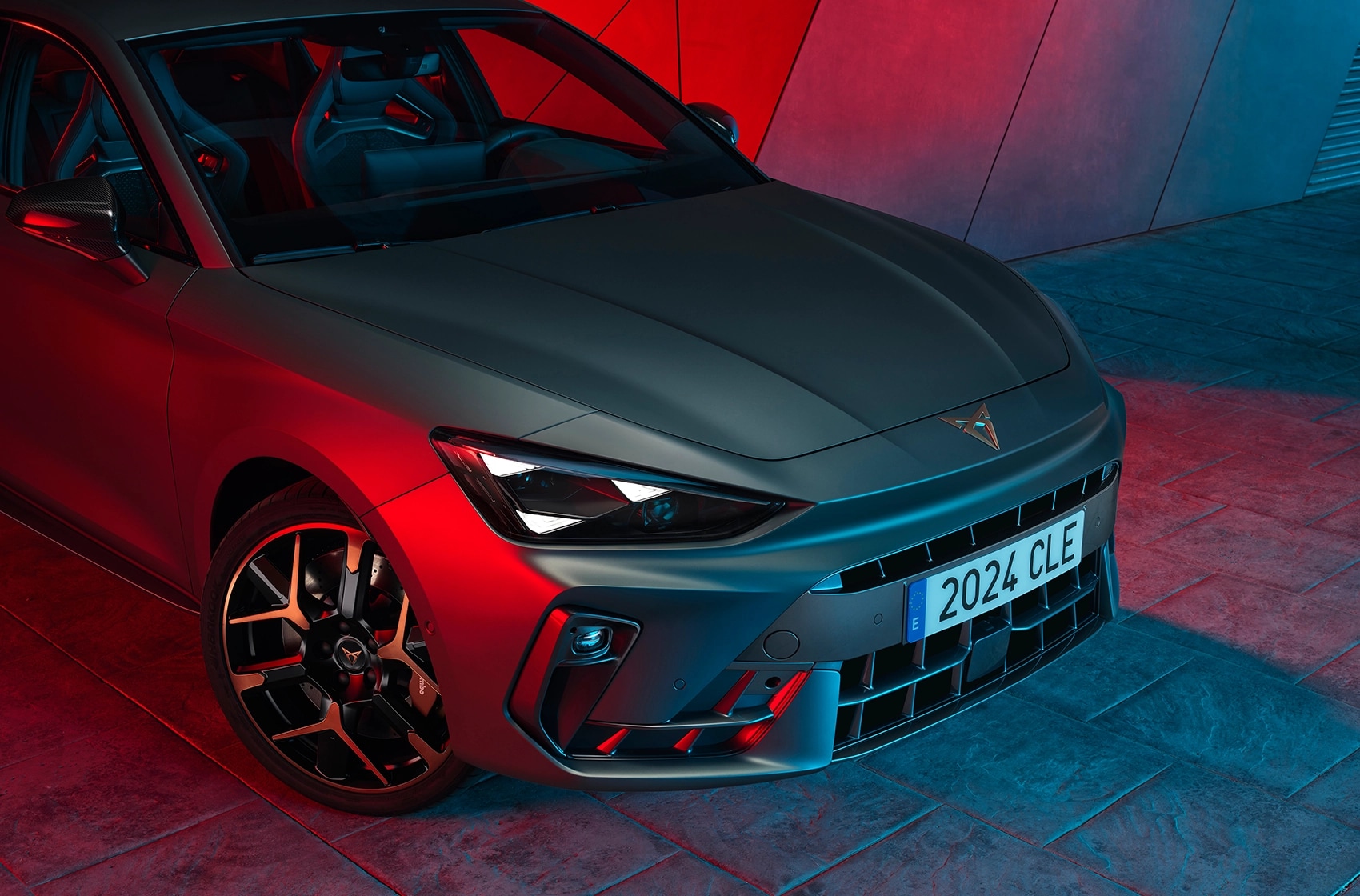 Side and rear view of the CUPRA Leon R Sportstourer