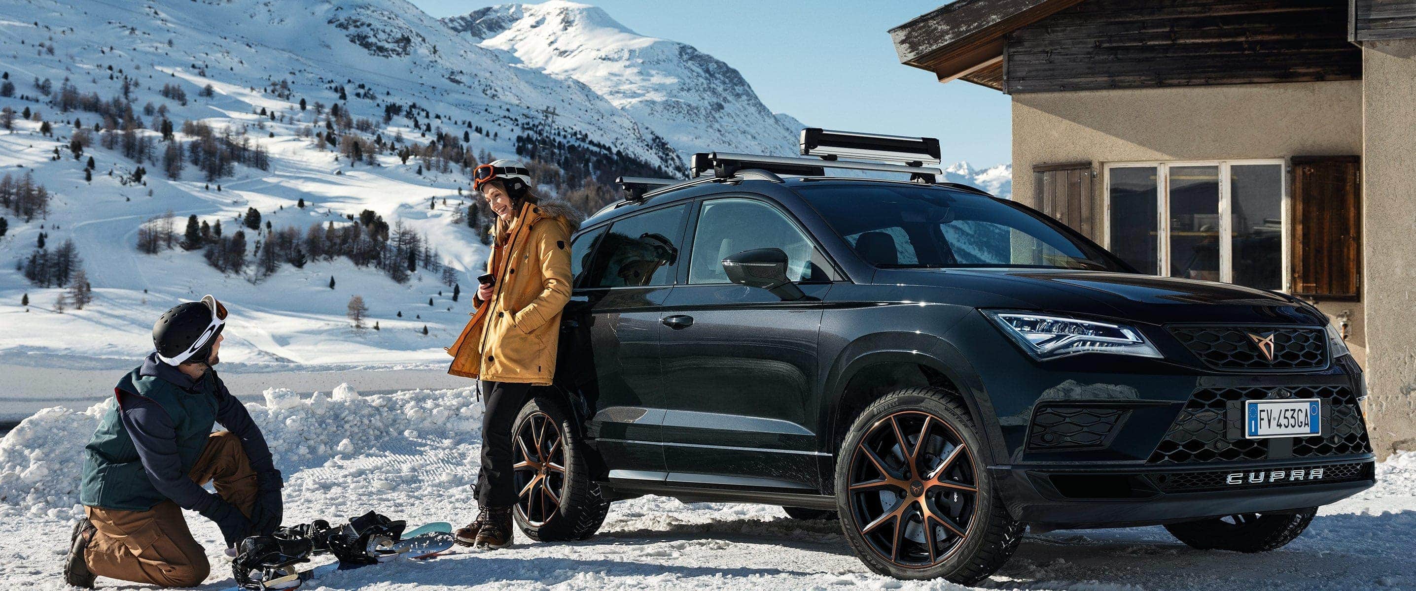 cupra-ateca-with-couple-in-the-snow