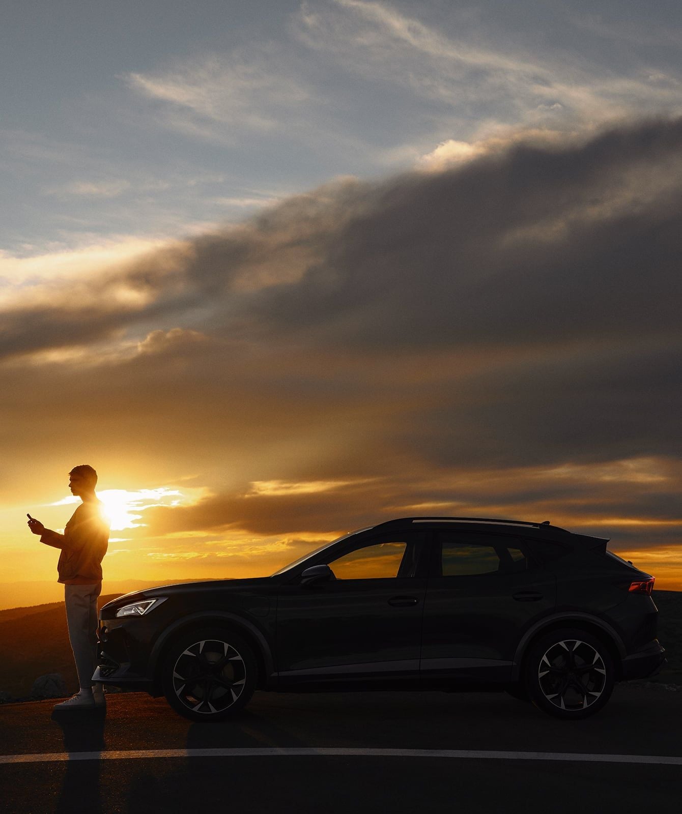  hombre-de-pie-frente-a-formentor-con-vista-de-la-puesta-de-sol